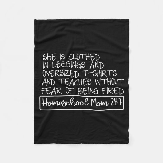 She Is Clothed In Leggings And Oversized Homeschoo Fleece Deken (Voorkant)