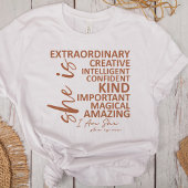 "She Is Me" Mocha Mousse Affirmatie Typografie T-shirt
