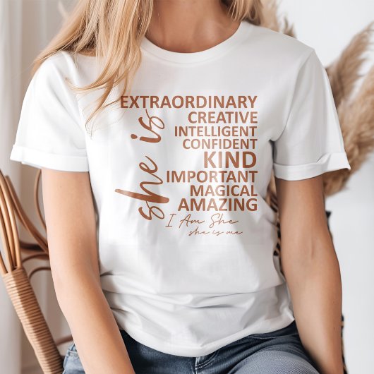 "She Is Me" Mocha Mousse Affirmatie Typografie T-shirt