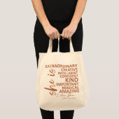 "She Is Me" Mocha Mousse Affirmatie Typografie Tote Bag (Voorkant (product))