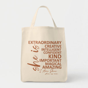 "She Is Me" Mocha Mousse Affirmatie Typografie Tote Bag