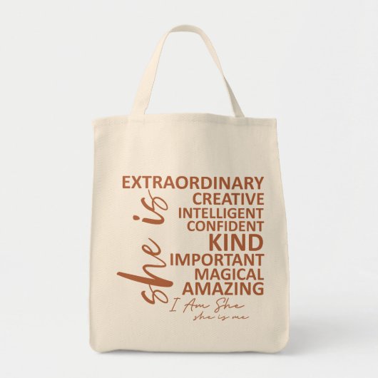 "She Is Me" Mocha Mousse Affirmatie Typografie Tote Bag (Voorkant)