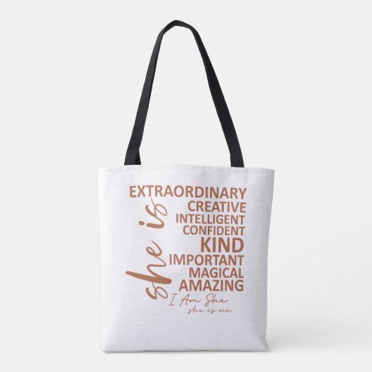 "She is Me" Mocha Mousse Affirmation Typography Tote Bag (Achterkant)