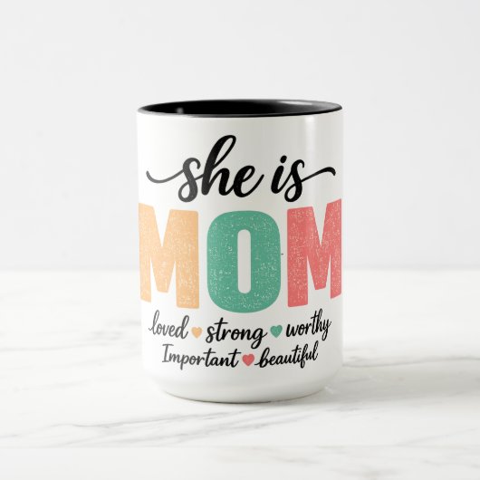 She Is Mom Mug Mok (Midden)