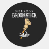 She Likes My Broomstick Couples Pumpkins Skeleton  Ronde Sticker (Voorkant)