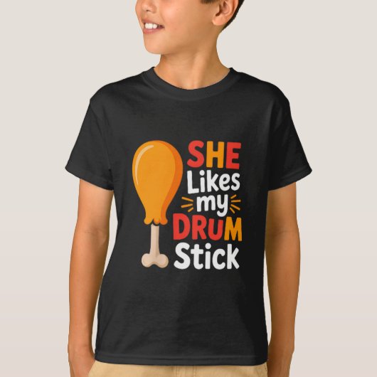 She Likes My Drum Stick Funny Foodie Shirt For Tha (Voorkant)