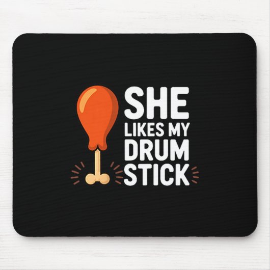She Likes My Drum Stick Funny Thanksgiving Humor F Muismat (Voorkant)