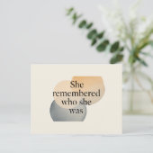 She Remembered Who She Was Postcard – Feminine Emp Briefkaart (Staand voorkant)