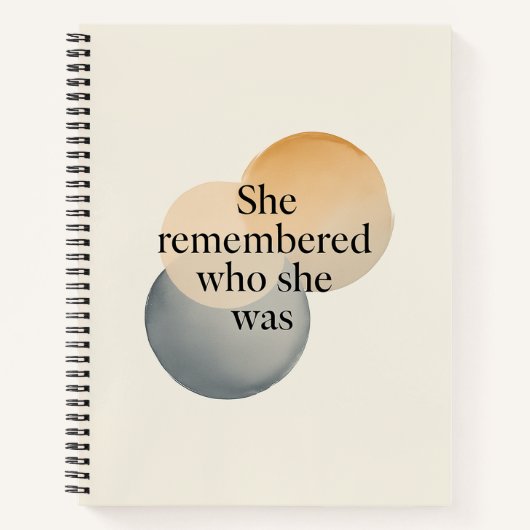 She Remembered Who She Was Spiral Notebook – Moder Notitieboek (Voorkant)