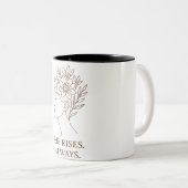 She Rises. Always — Minimalist Empowerment Design Tweekleurige Koffiemok (Voorkant rechts)