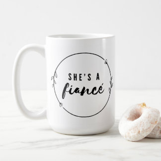 She’s a Fiancé Elegant Engagement Bride to Be Gift Koffiemok