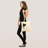 She’s Tying The Knot Black Bow Bridal Shower Tote Bag (Voorkant (model))