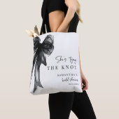 She’s Tying The Knot Black Bow Bridal Shower Tote Bag (Dichtbij)
