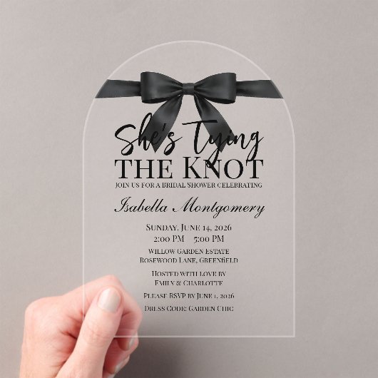 She’s Tying the Knot Theme Black Bow Acryl Uitnodigingen (Insitu (Draagbaar))