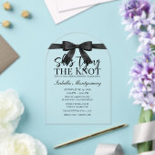 She’s Tying the Knot Theme Black Bow Acryl Uitnodigingen (Insitu (Huwelijk))