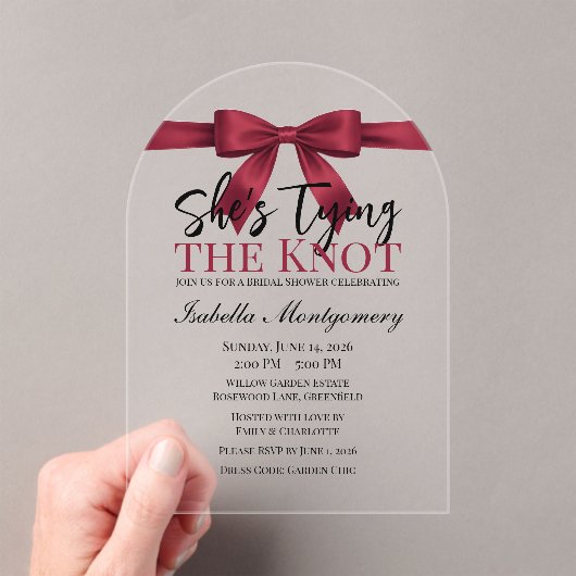 She’s Tying the Knot Theme Burgundy Bow Acryl Uitnodigingen (Insitu (Draagbaar))