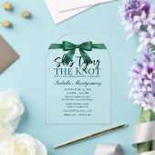 She’s Tying the Knot Theme Emerald Green Bow Acryl Uitnodigingen (Insitu (Huwelijk))