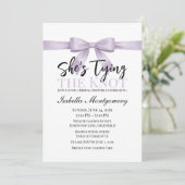 She’s Tying the Knot Theme Lavender Bow Kaart (Staand voorkant)
