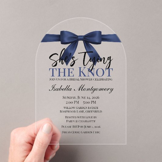 She’s Tying the Knot Theme Navy Blue Bow Acryl Uitnodigingen (Insitu (Draagbaar))