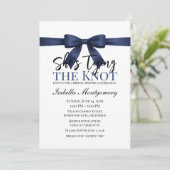She’s Tying the Knot Theme Navy Blue Bow Kaart (Staand voorkant)
