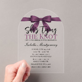 She’s Tying the Knot Theme Plum Bow Acryl Uitnodigingen