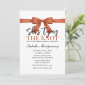 She’s Tying the Knot Theme Terracotta Bow Kaart (Staand voorkant)