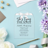 She’s Tying the Knot Theme White Bow Acryl Uitnodigingen (Insitu (Huwelijk))