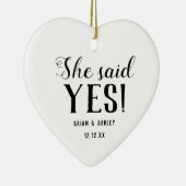 She said Yes! Engaged Photo Keramisch Ornament (Rechts)