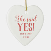 She said Yes! Engaged Photo Red Keramisch Ornament (Rechts)