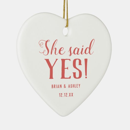 She said Yes! Engaged Photo Red Keramisch Ornament (Rechts)