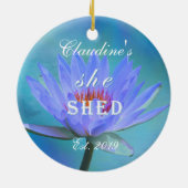 She Shed Shades of Blue Water Lily Christmas Keramisch Ornament (Achterkant)