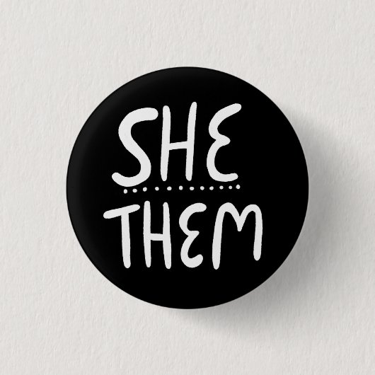 SHE/THEM Pronouns Black White Handbrief Minimal Ronde Button 3,2 Cm (Voorkant)