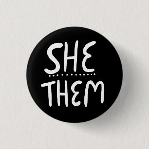 SHE/THEM Pronouns Black White Handbrief Minimal Ronde Button 3,2 Cm