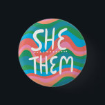 SHE/THEM Pronouns Colorful Handletter Green Roze Ronde Button 3,2 Cm<br><div class="desc">Decoreer je outfit met deze coole kunstknop. Het is een geweldig cadeau! U kunt het aanpassen en tekst ook toevoegen. Bekijk mijn winkel voor veel meer kleuren en patronen! Laat me weten of je ook iets op maat wilt.</div>