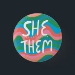 SHE/THEM Pronouns Colorful Handletter Green Roze Ronde Button 3,2 Cm<br><div class="desc">Decoreer je outfit met deze coole kunstknop. Het is een geweldig cadeau! U kunt het aanpassen en tekst ook toevoegen. Bekijk mijn winkel voor veel meer kleuren en patronen! Laat me weten of je ook iets op maat wilt.</div>