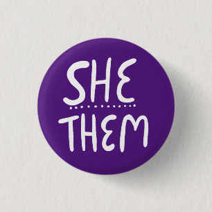 SHE/THEM Pronouns Paars met bedbrief minimaal Ronde Button 3,2 Cm