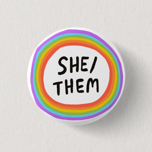 SHE/THEM Pronouns Rainbow Circle Button (Voorkant)