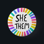 SHE / THEM Pronouns Rainbow Handgeschreven Pride Ronde Button 3,2 Cm<br><div class="desc">Decoreer je outfit met deze coole kunstknop. Het is een geweldig cadeau! U kunt het aanpassen,  de achtergrondkleuren veranderen en tekst ook toevoegen. Bekijk mijn winkel voor veel meer kleuren en patronen! Laat me weten of je ook iets op maat wilt.</div>