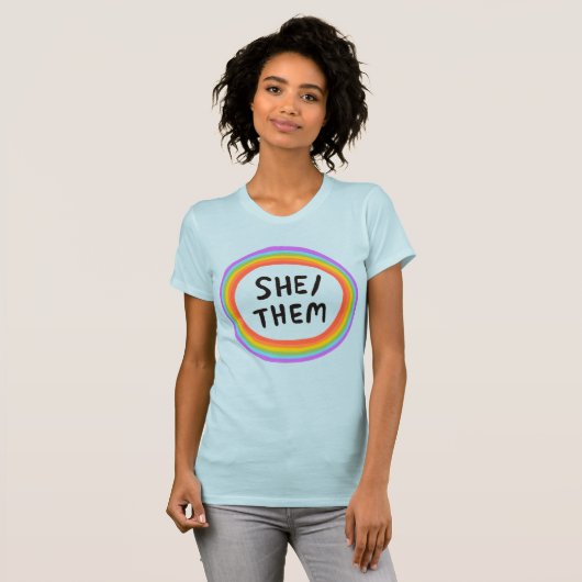 SHE/THEM Pronouns regenboogcirkel kleurig T-shirt (Voorkant volledig)
