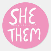 SHE / THEM Pronouns roze handlettering set van Ronde Sticker (Voorkant)