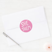 SHE / THEM Pronouns roze handlettering set van Ronde Sticker (Envelop)