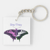 She/They Non-Binary Flag Swallowtail Butterfly Sleutelhanger (Achterkant)