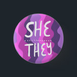 SHE/THEY Pronouns Colorful Handgeschreven Paars Ronde Button 3,2 Cm<br><div class="desc">Decoreer je outfit met deze coole kunstknop. Het is een geweldig cadeau! U kunt het aanpassen en tekst ook toevoegen. Bekijk mijn winkel voor veel meer kleuren en patronen! Laat me weten of je ook iets op maat wilt.</div>