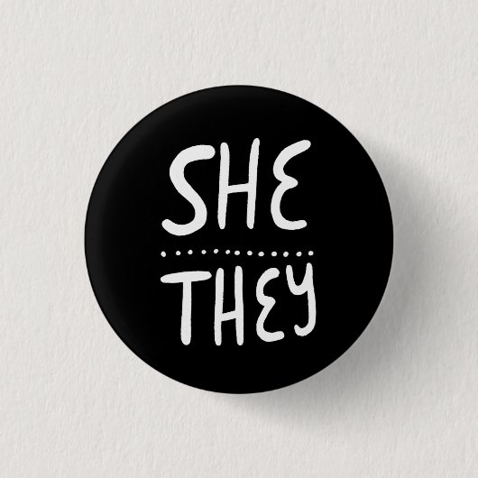 SHE/THEY Pronouns Pride Handbriefed Minimum Ronde Button 3,2 Cm (Voorkant)