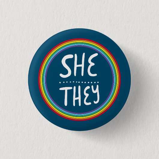 SHE/THEY Pronouns Rainbow Handbriefed Minimal Ronde Button 3,2 Cm (Voorkant)