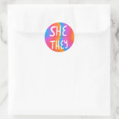 SHE/THEY Pronouns Rainbow Handlettering Sheet van Ronde Sticker (Tas)