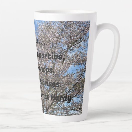 "She was hated at tea parties . . ." Latte Mug Latte Mok (Rechts)