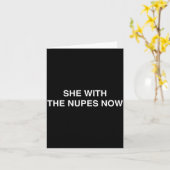 She With The Nupes Now Kappa Funny Gift Novelty Bi Kaart (Gele Bloem)