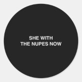 She With The Nupes Now Kappa Funny Gift Novelty Bi Ronde Sticker (Voorkant)