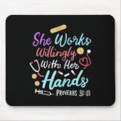 She Works Willingly With Her Hands Proverbs 31 13  Muismat (Voorkant)